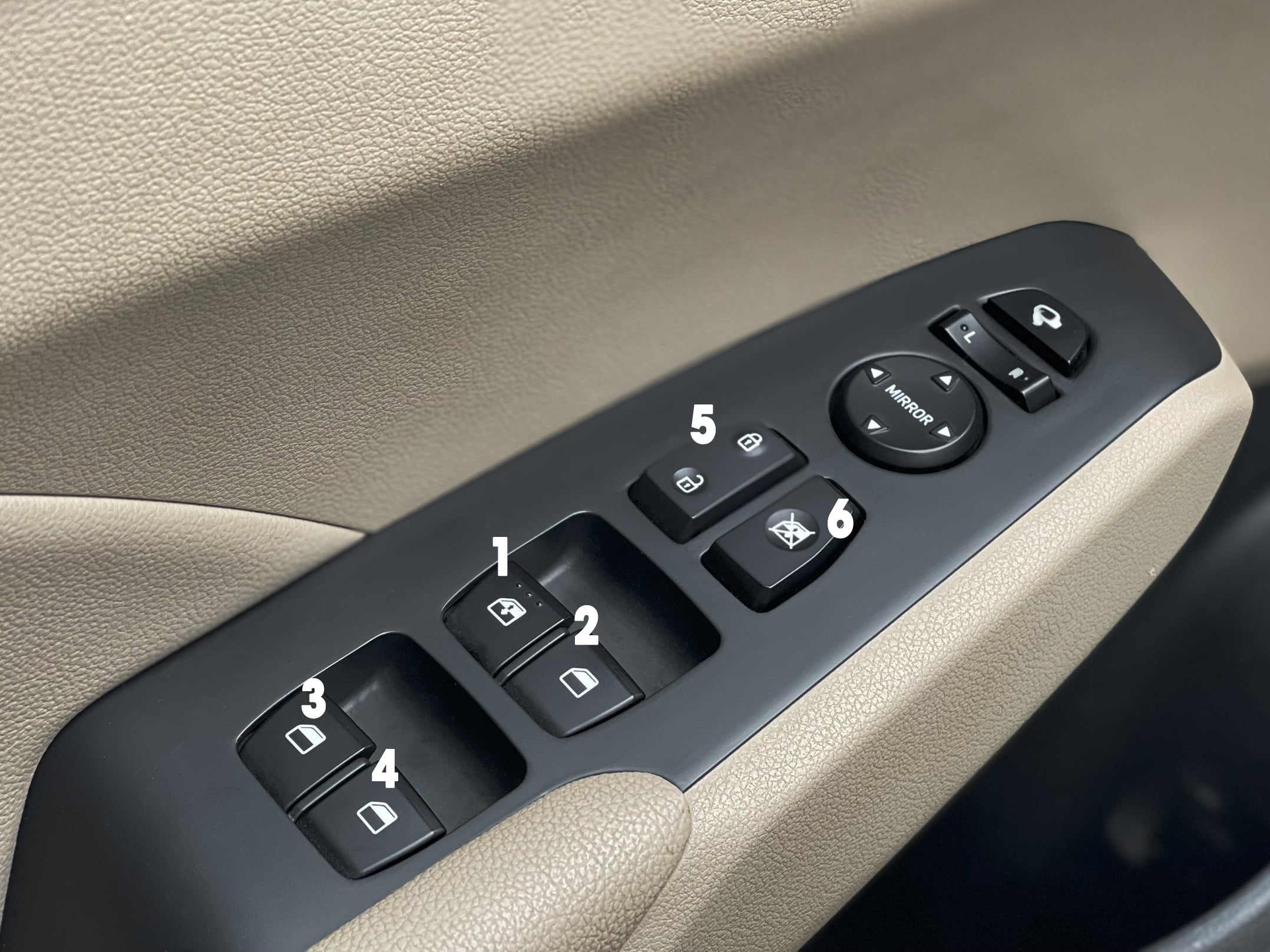 Các nút điều khiển cửa sổ kính điện trên xe Hyundai Accent Các nút điều khiển cửa sổ kính điện trên xe Hyundai Accent