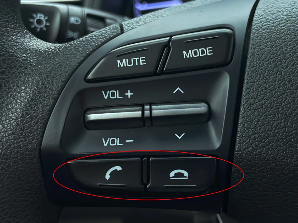 Sử dụng nút Gọi/Trả lời trên vô lăng Hyundai để thực hiện và nhận cuộc gọi dễ dàng Sử dụng nút Gọi/Trả lời trên vô lăng Hyundai để thực hiện và nhận cuộc gọi dễ dàng
