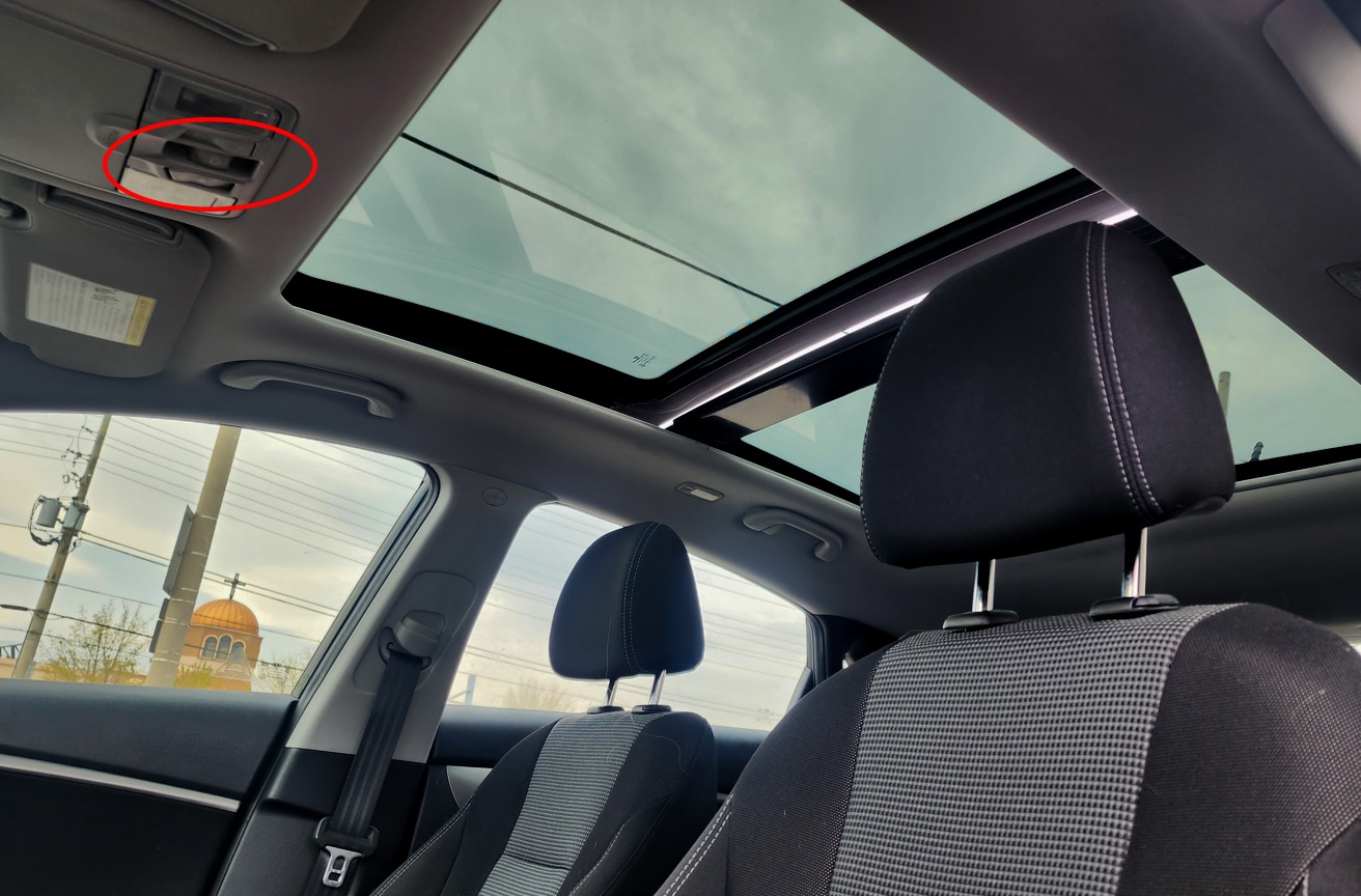 Hướng dẫn cách điều khiển cửa sổ trời Hyundai Elantra với thao tác mở, đóng, nghiêng và mở tấm che nắng tự động.