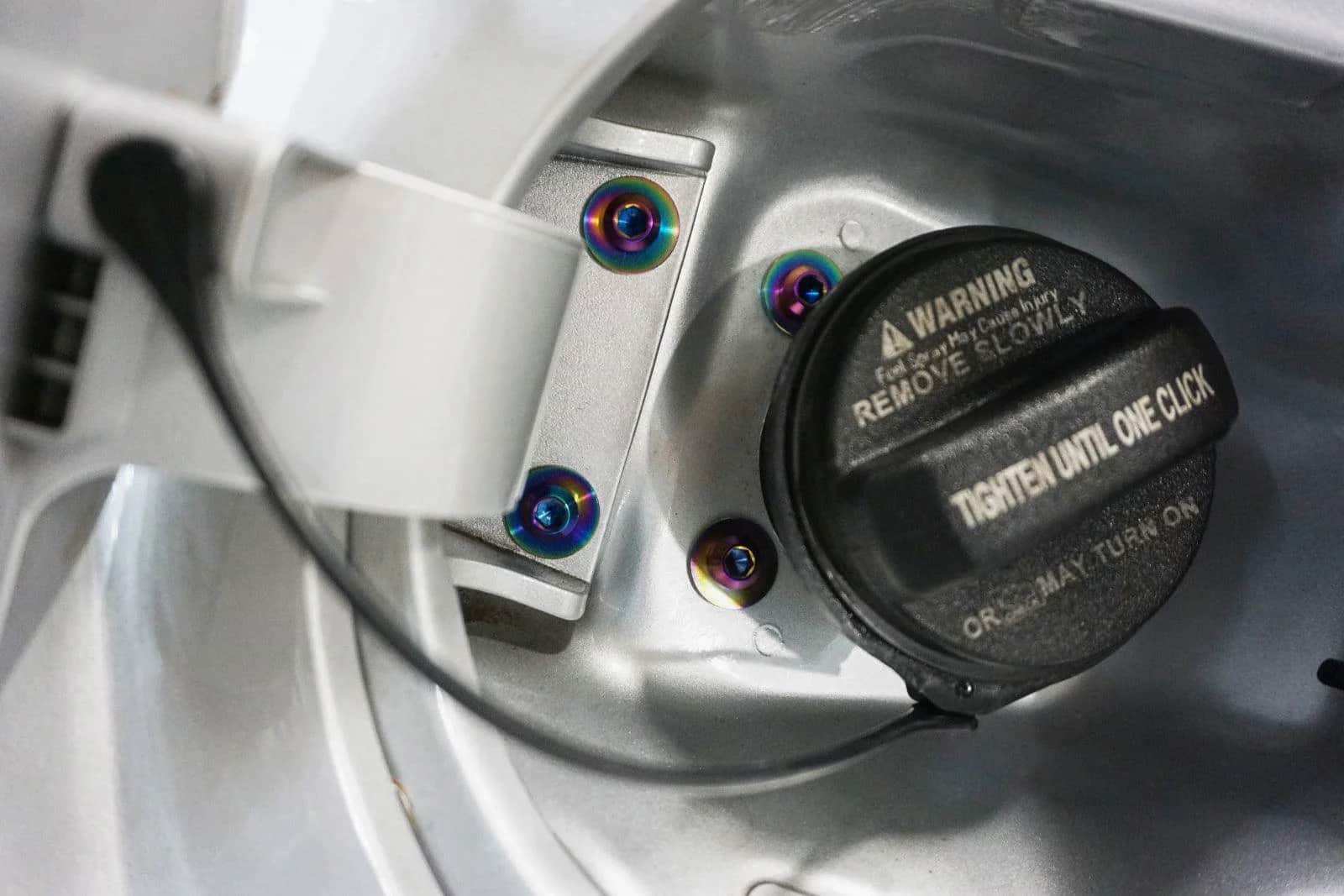 Hướng dẫn cách mở nắp bình xăng Hyundai Elantra Hướng dẫn cách mở nắp bình xăng Hyundai Elantra