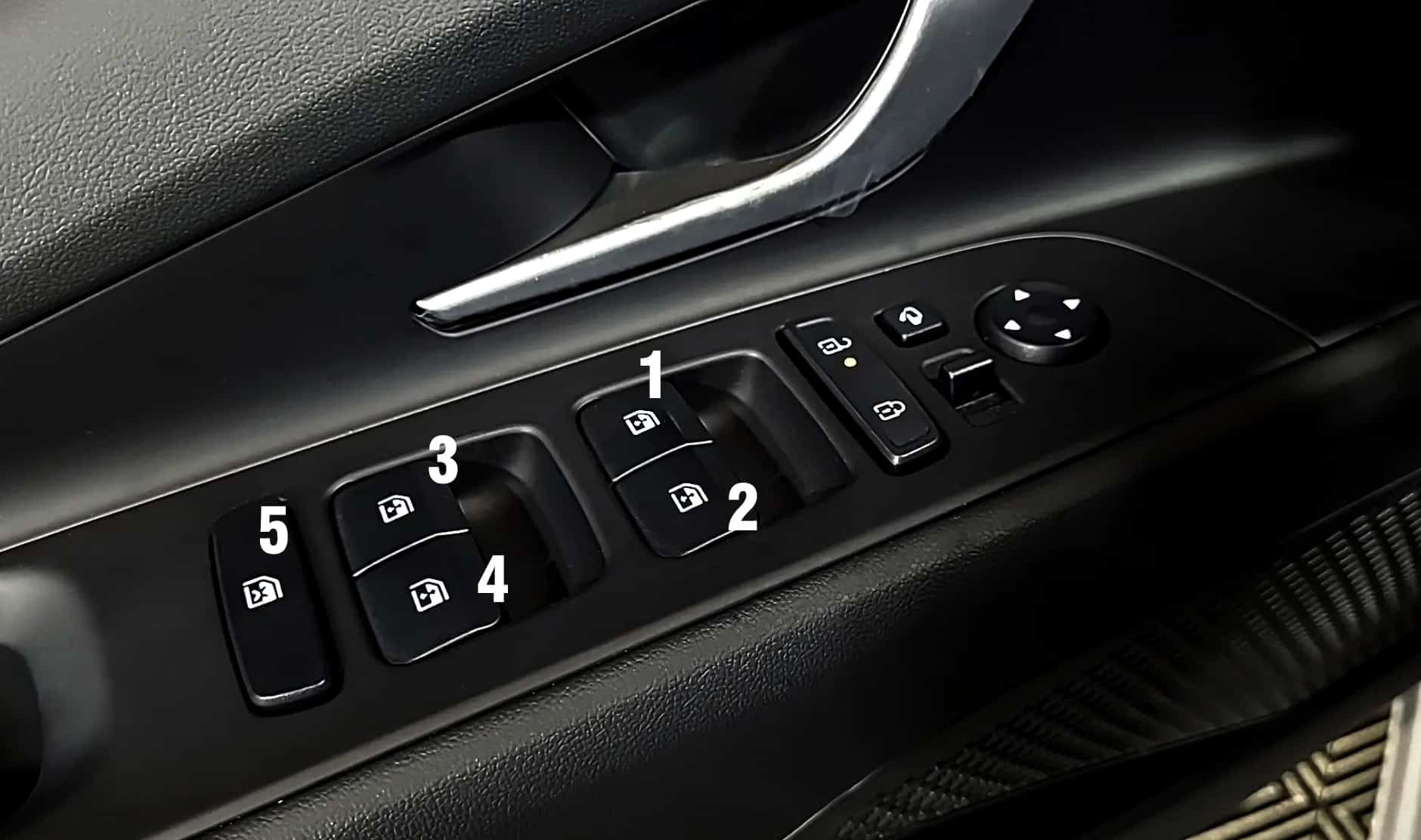 Các nút điều khiển cửa sổ kính điện trên Hyundai Elantra gồm công tắc mở cửa sổ, nút tự động và khóa cửa sổ phía sau Các nút điều khiển cửa sổ kính điện trên Hyundai Elantra gồm công tắc mở cửa sổ, nút tự động và khóa cửa sổ phía sau