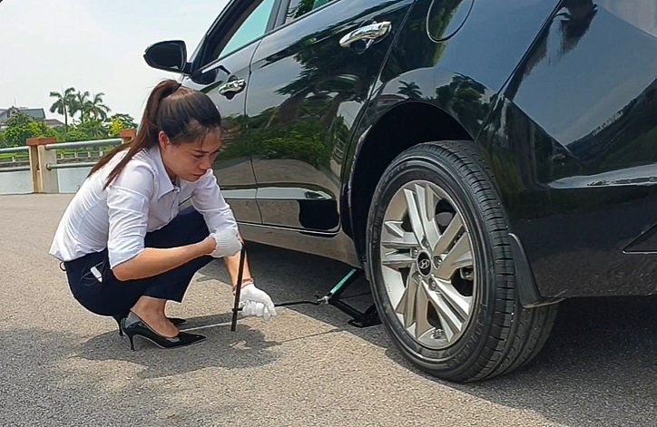 Các bước thay lốp dự phòng Hyundai Elantra Thay lốp dự phòng Hyundai Elantra