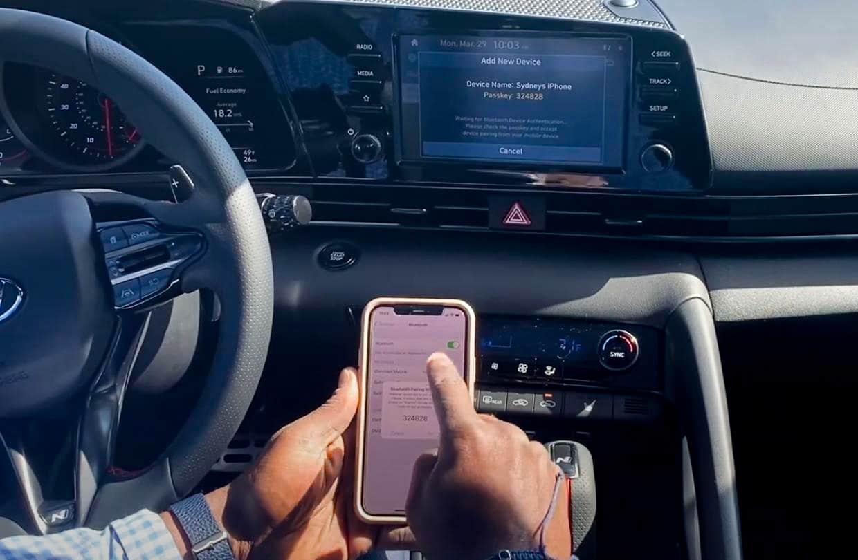 Xác nhận mật khẩu và cho phép Apple CarPlay truy cập quyền trên điện thoại