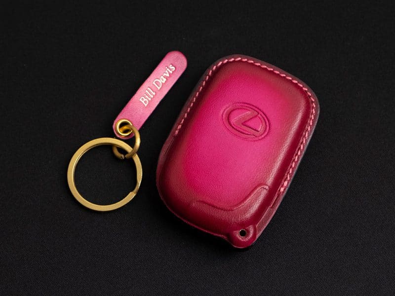 Bao da chìa khóa Lexus IS màu đỏ patina thủ công, tag engraved Bill Davis