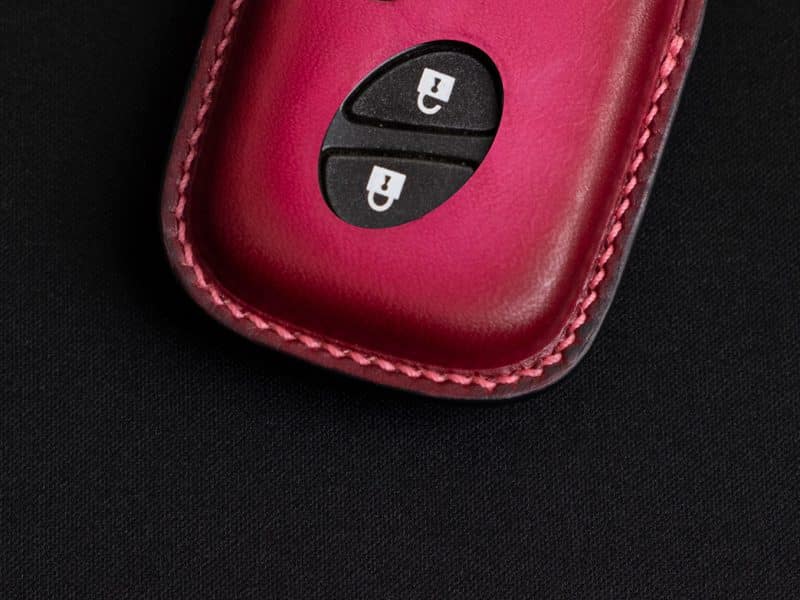 Bao da Lexus IS đỏ patina thủ công, cận cảnh phím bấm