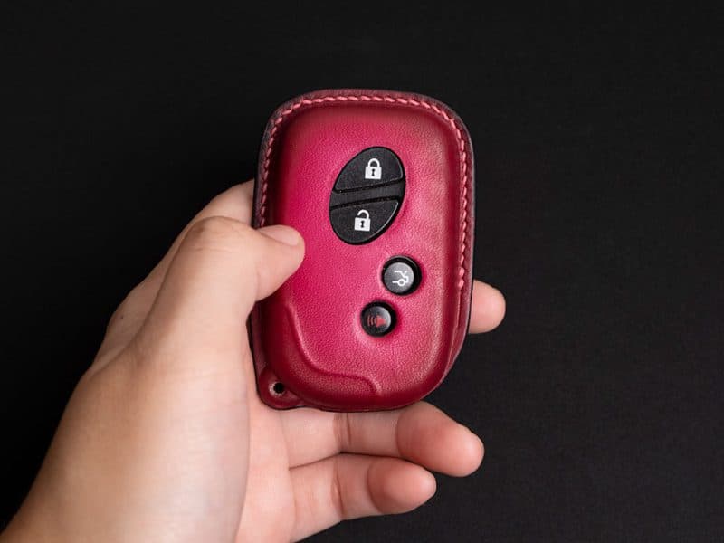 Trên tay bao da Lexus IS đỏ patina thủ công, phím bấm rõ nét