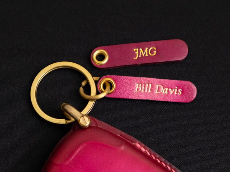 Móc khóa và thẻ tag engraved da Vegtan đỏ patina cho Lexus IS