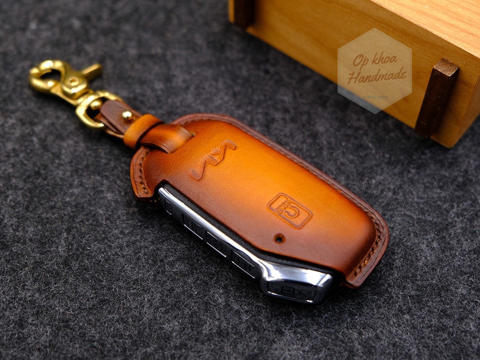 Hiệu ứng Patina độc bản trên bao da thật (phải) tạo nên vẻ đẹp sâu thẳm và bóng bẩy mà không một loại nhựa nhân tạo nào có thể bắt chước.