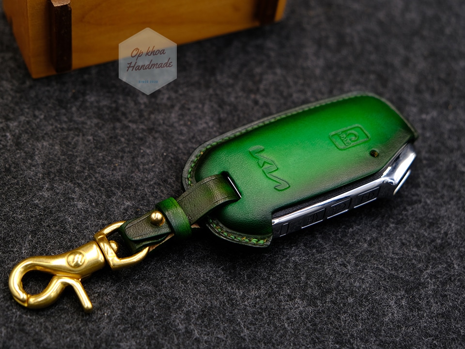 Màu da sậm đi theo thời gian (Patina) tượng trưng cho sự tích tụ tài lộc và năng lượng của chủ nhân.