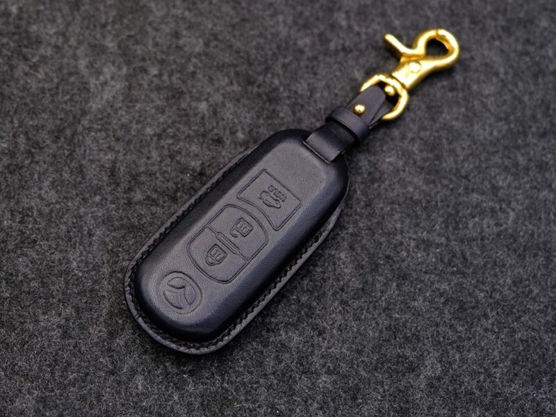 Top 5 mẫu bao da chìa khóa Mazda CX5 được yêu thích. Patina đen tối giản, gọn và dễ phối mọi phong cách