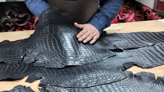 So sánh bao da chìa khóa da Cá sấu và da Bò Đẳng cấp nào dành cho bạn