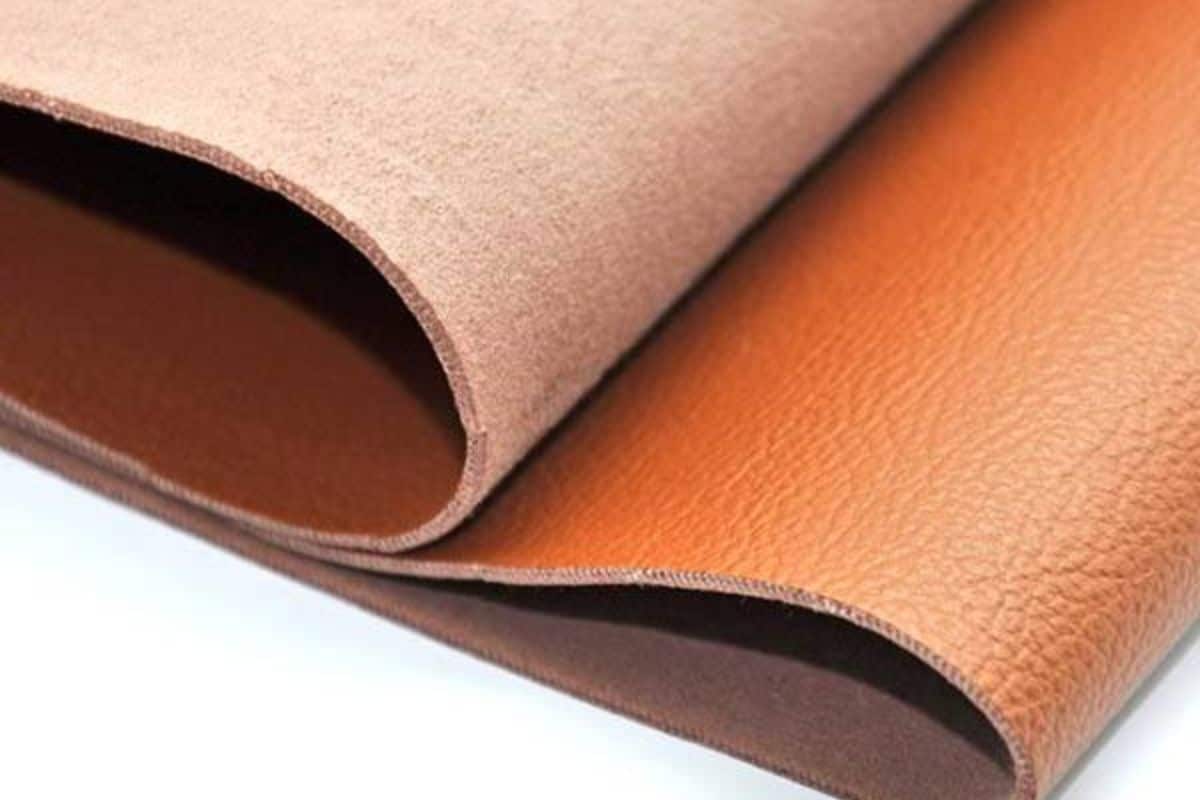 Da thật (trái) là sự liên kết bền chặt của các sợi protein tự nhiên, trong khi da PU (phải) chỉ là lớp nhựa mỏng đắp lên vải, rất dễ phân rã khi gặp độ ẩm cao.