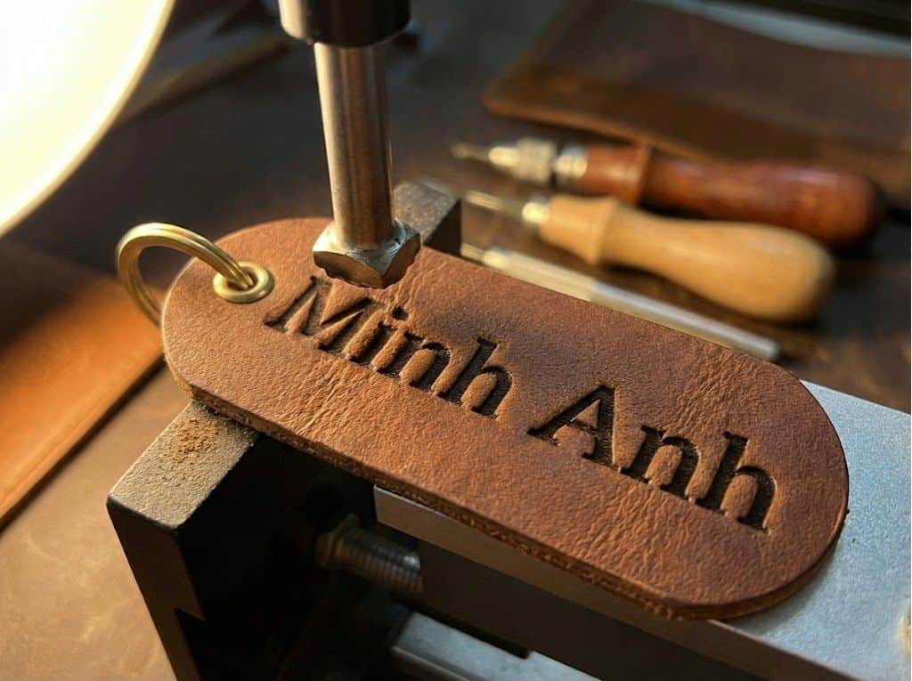 dich-vu-khac-ten-len-da-handmade-theo-yeu-cau