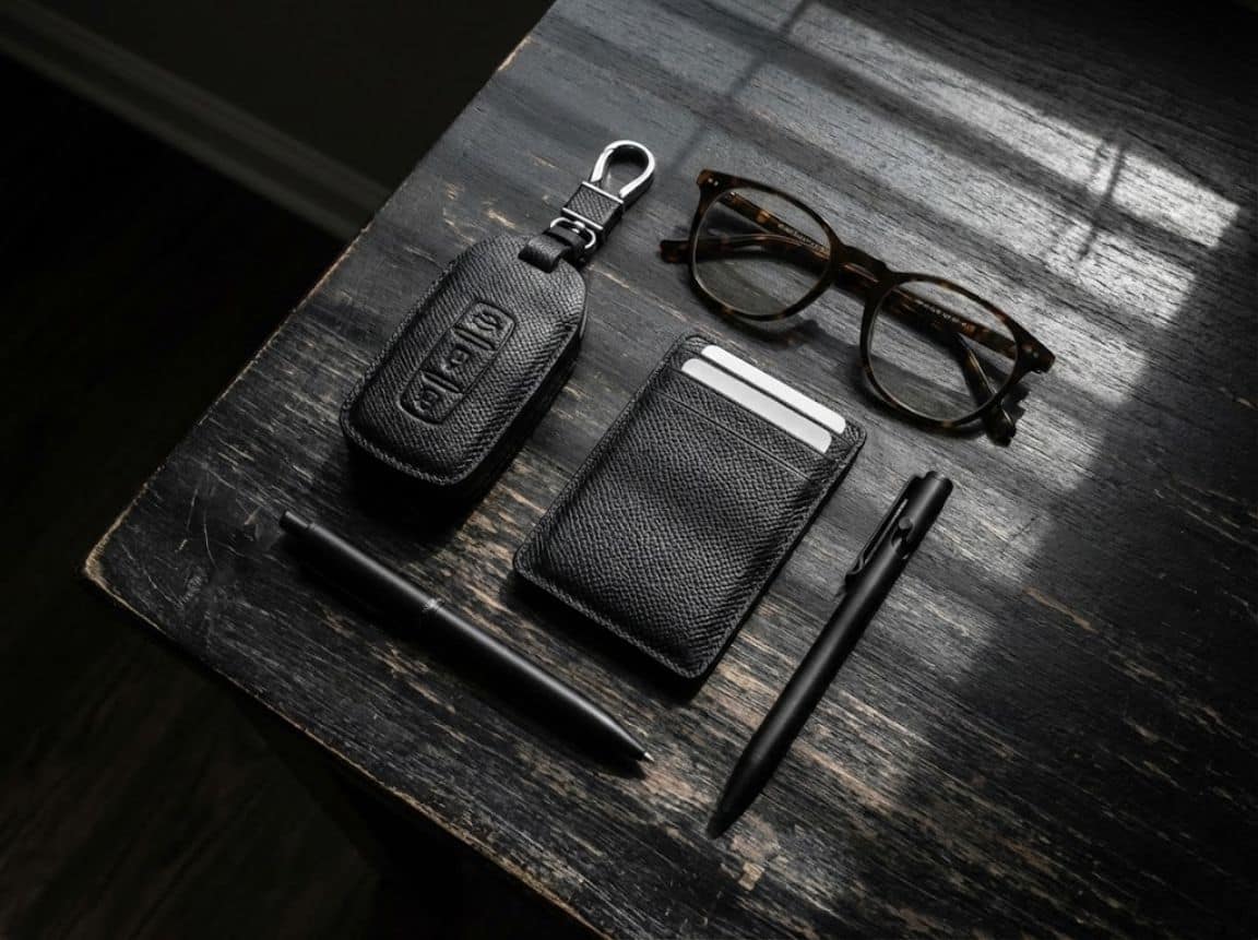 set-qua-tang-nam-bao-da-chia-khoa-va-vi-mini-dong-bo-mau-den