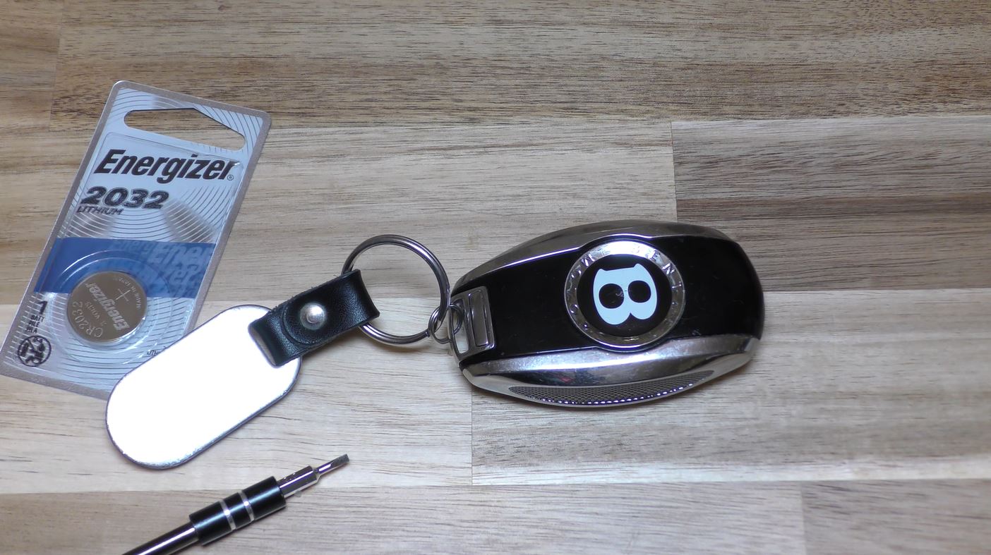 Chuẩn bị tua vít dẹp nhỏ và pin CR2032 chính hãng trước khi bắt đầu thay pin chìa khóa Bentley