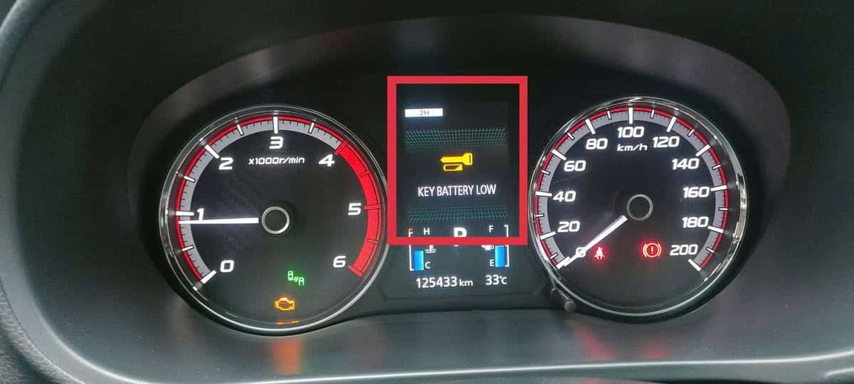 Cảnh báo "Key Battery Low" ngay khi bạn vừa nổ máy.