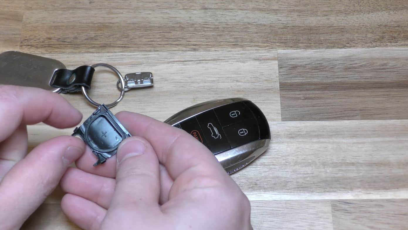 Chiều + của pin sẽ hướng lên