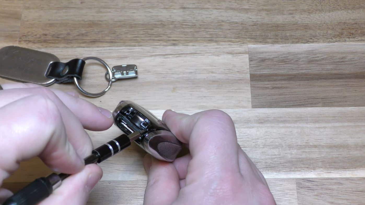 Tách nắp lưng để thay pin mới vào