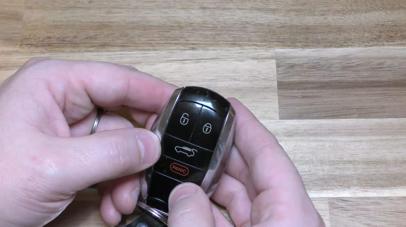 Bấm thử các nút chức năng khi đứng sát cửa xe để kiểm tra quá trình nhận diện đồng bộ.