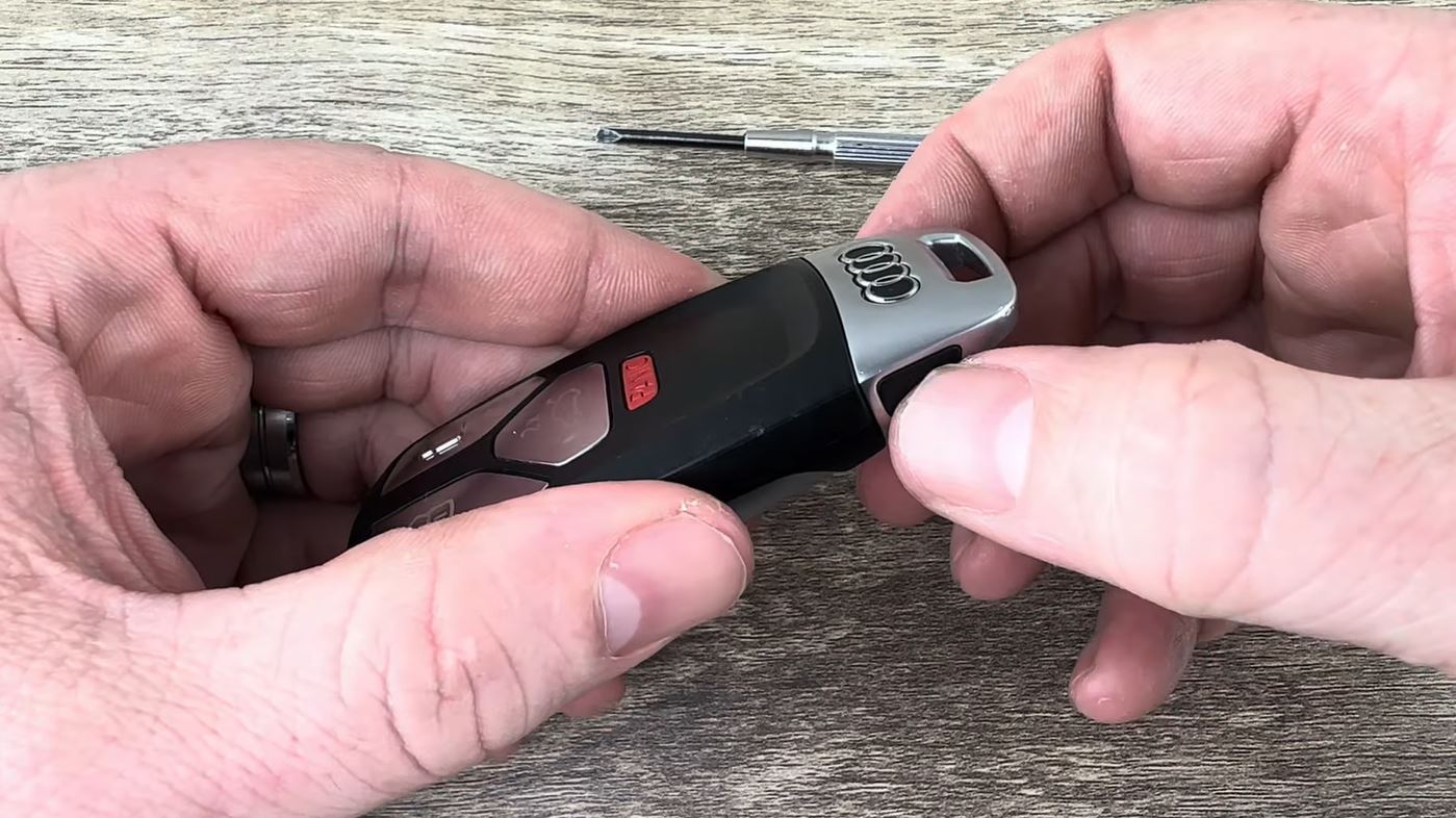 cách mở chìa khóa audi smartkey