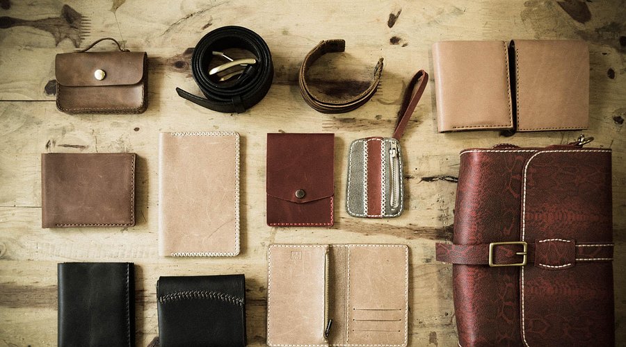 Flatlay nhiều món đồ da handmade