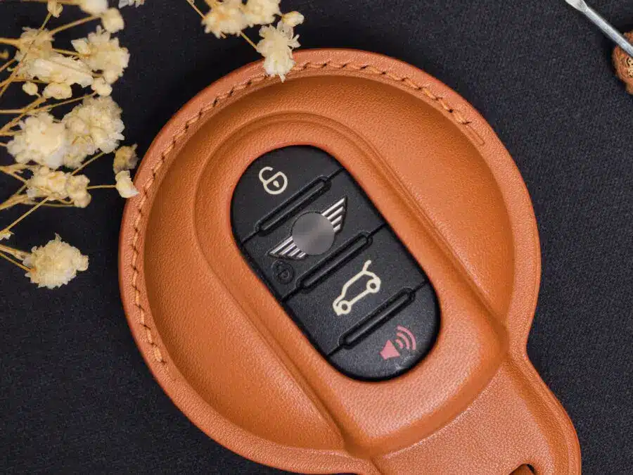 Đường chỉ khâu tay tinh tế trên bao da chìa khóa Mini Cooper thủ công