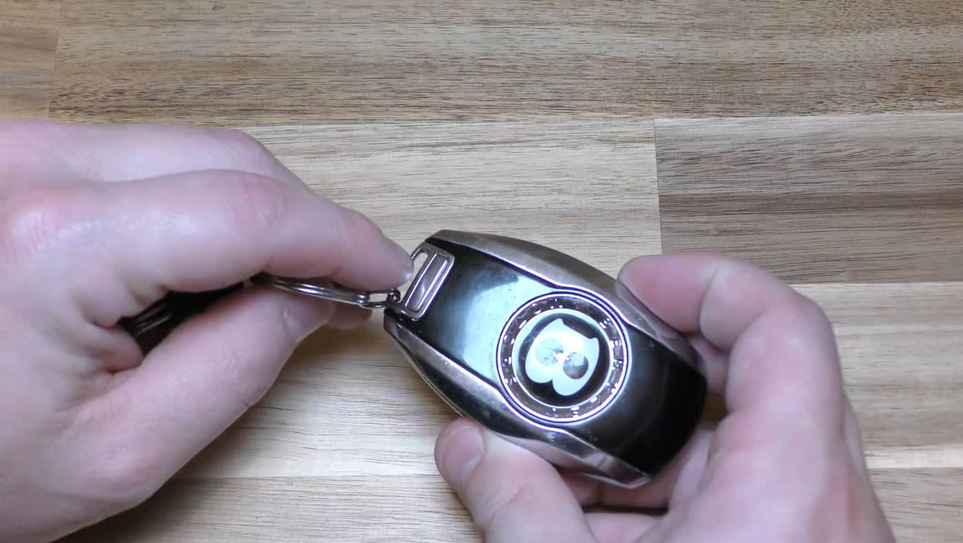 Bấm nút để rút phần móc chìa khóa ra