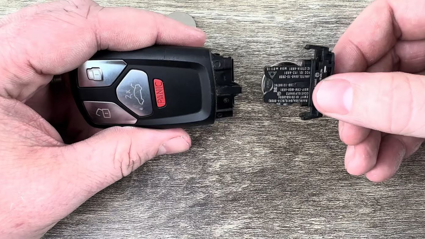 thay pin chìa khóa audi đúng cực