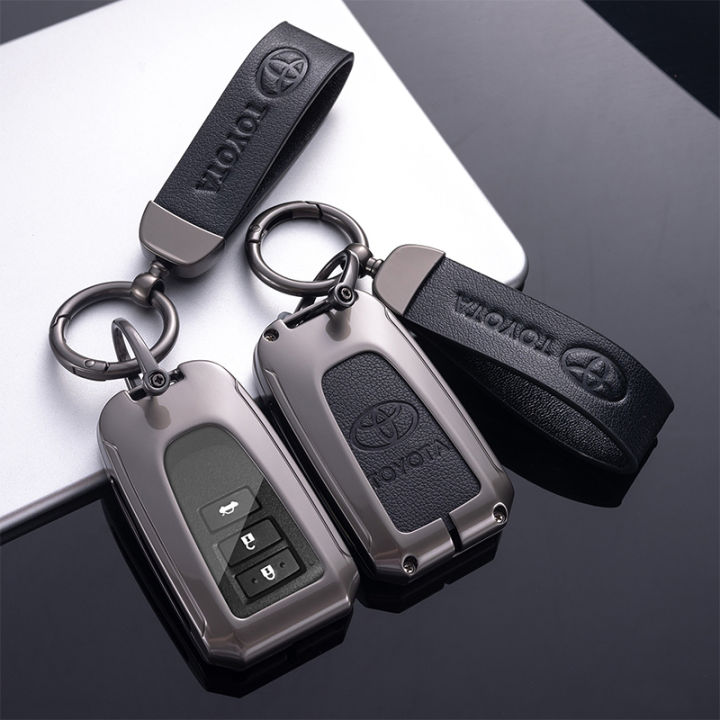 Ốp kim loại thiếu độ đàn hồi, thường truyền trực tiếp lực va đập vào vỏ nhựa nguyên bản của chìa khóa.