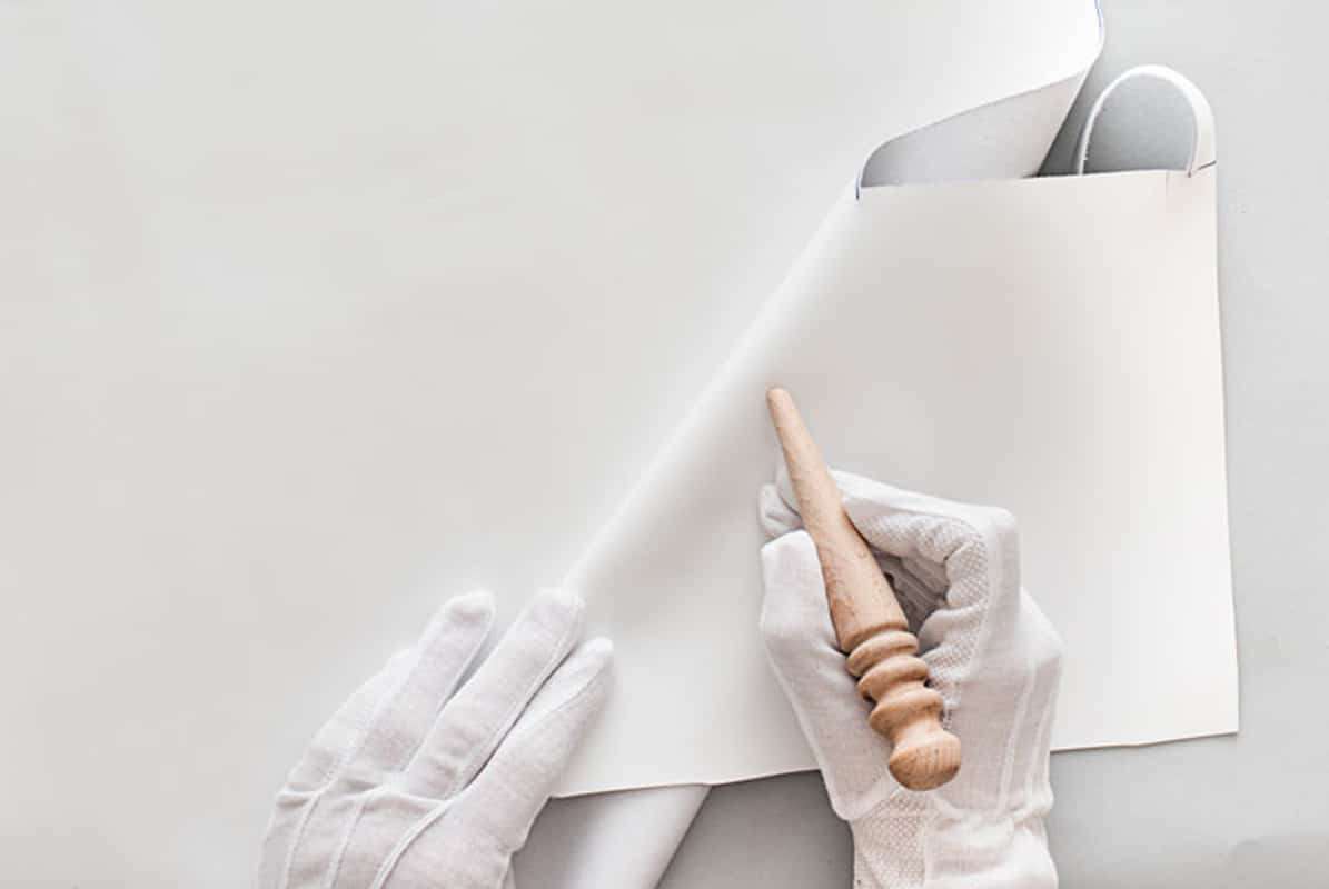 Bài test ấn tay là một cách đơn giản để quan sát độ lún, độ đàn hồi và phản ứng tự nhiên của da thật.