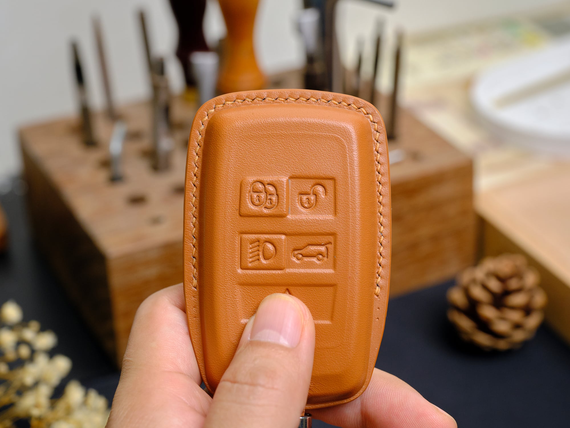 Bao da chìa khóa là món phụ kiện cầm mỗi ngày, nên chất da như Pueblo rất dễ bộc lộ cái hay qua thời gian sử dụng.