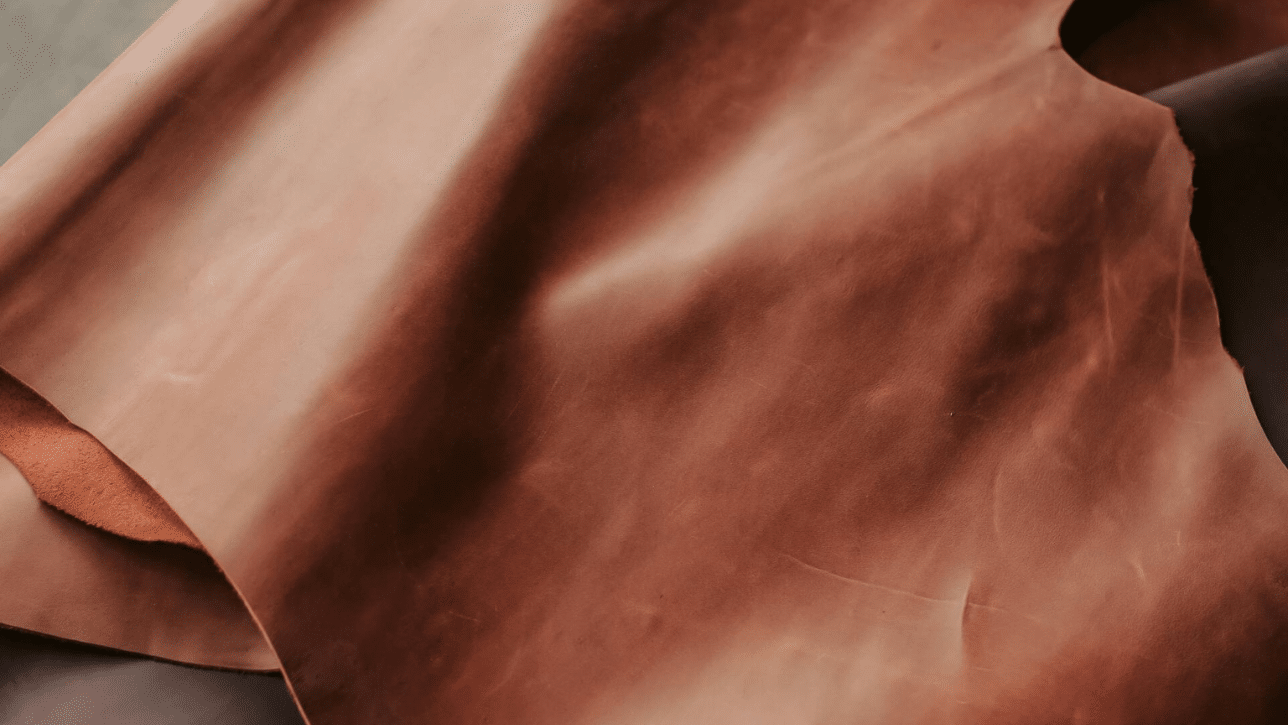 Bề mặt da aniline giữ lại khá nhiều dấu vết tự nhiên của tấm da, nên mỗi sản phẩm thường có sắc thái riêng.