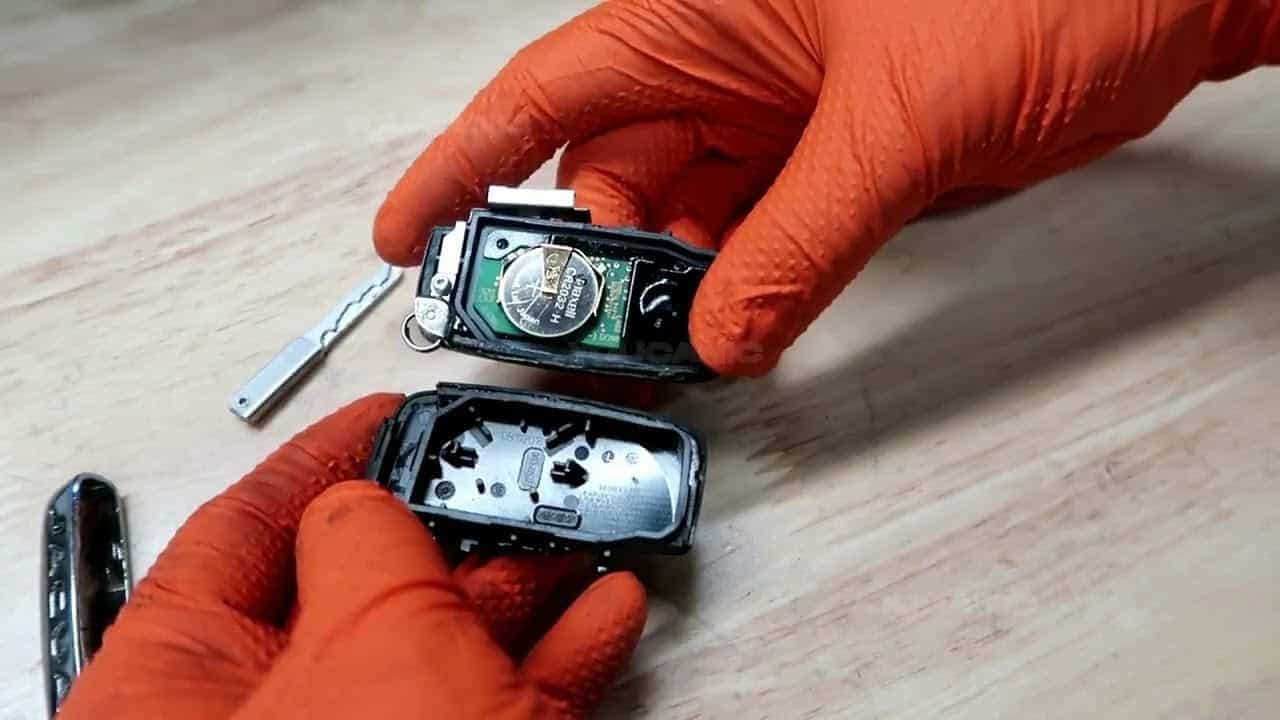 Cận cảnh khay pin và điểm tiếp xúc kim loại bên trong smart key Jaguar