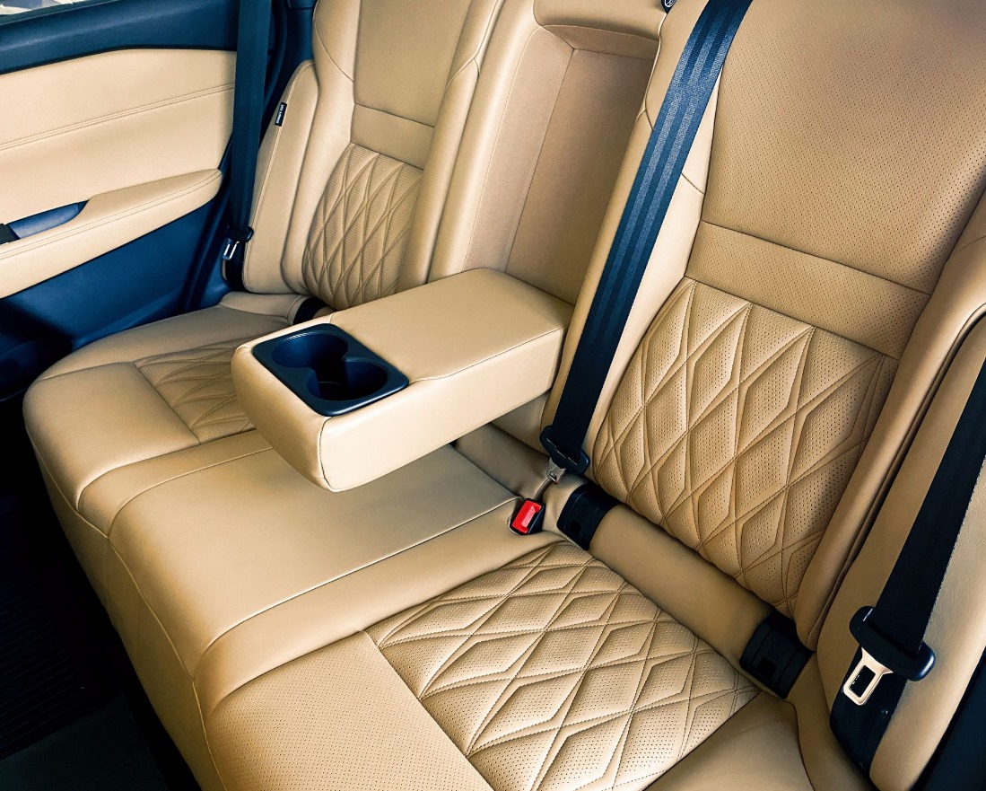 Da aniline đẹp ở độ thật tay và chiều sâu bề mặt, nhưng cũng vì ít lớp phủ nên dễ nhạy với nước, dầu tay và ma sát hơn