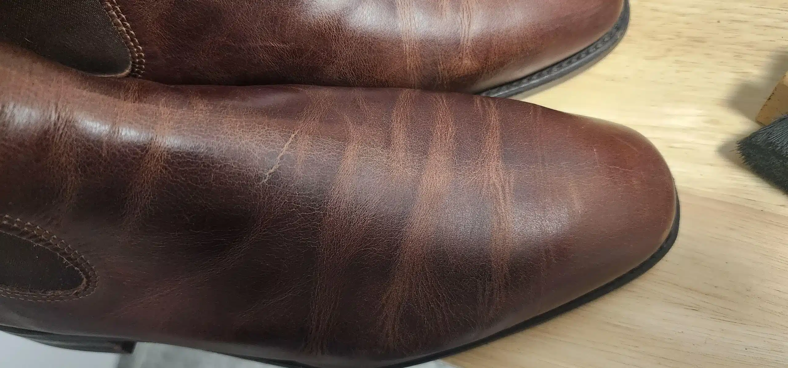 Da pull up đặc biệt phù hợp với các món đồ da thủ công, nơi từng nếp gập và vết chạm đều góp phần tạo nên vẻ đẹp riêng.