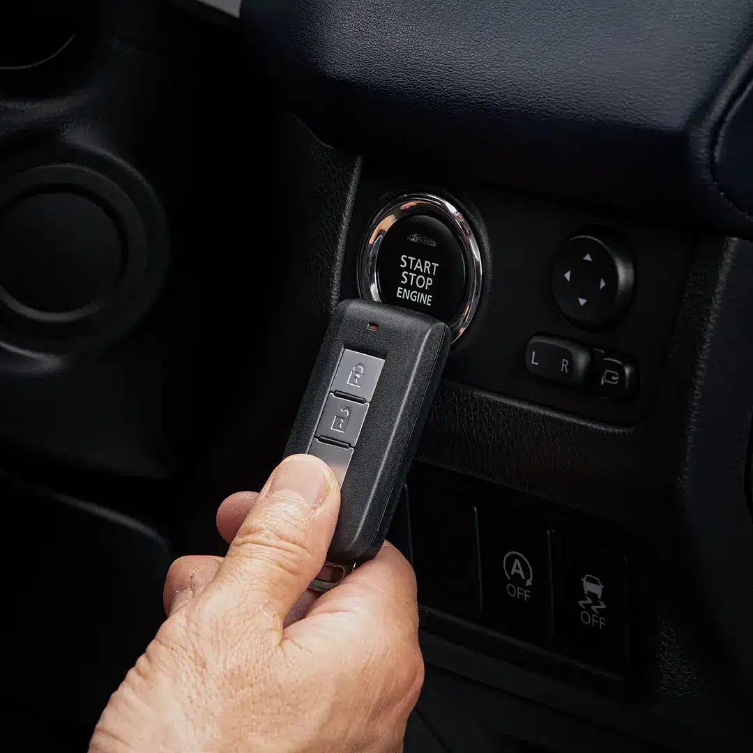 Để nổ máy khẩn cấp, bạn phải dùng chính phần đỉnh của chiếc smartkey ấn trực tiếp vào nút Start/Stop.