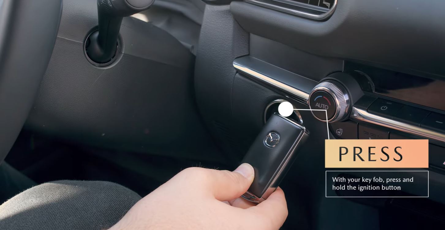 Dí sát phần đầu có logo Mazda vào nút Start/Stop để ăng-ten nhận diện chip từ dự phòng.