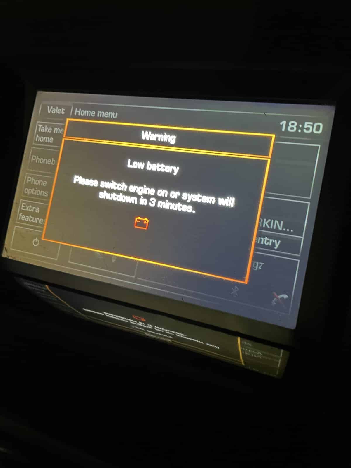 Màn hình hiển thị "Smart Key Battery Low" nhắc nhở chủ xe cần thay pin mới.