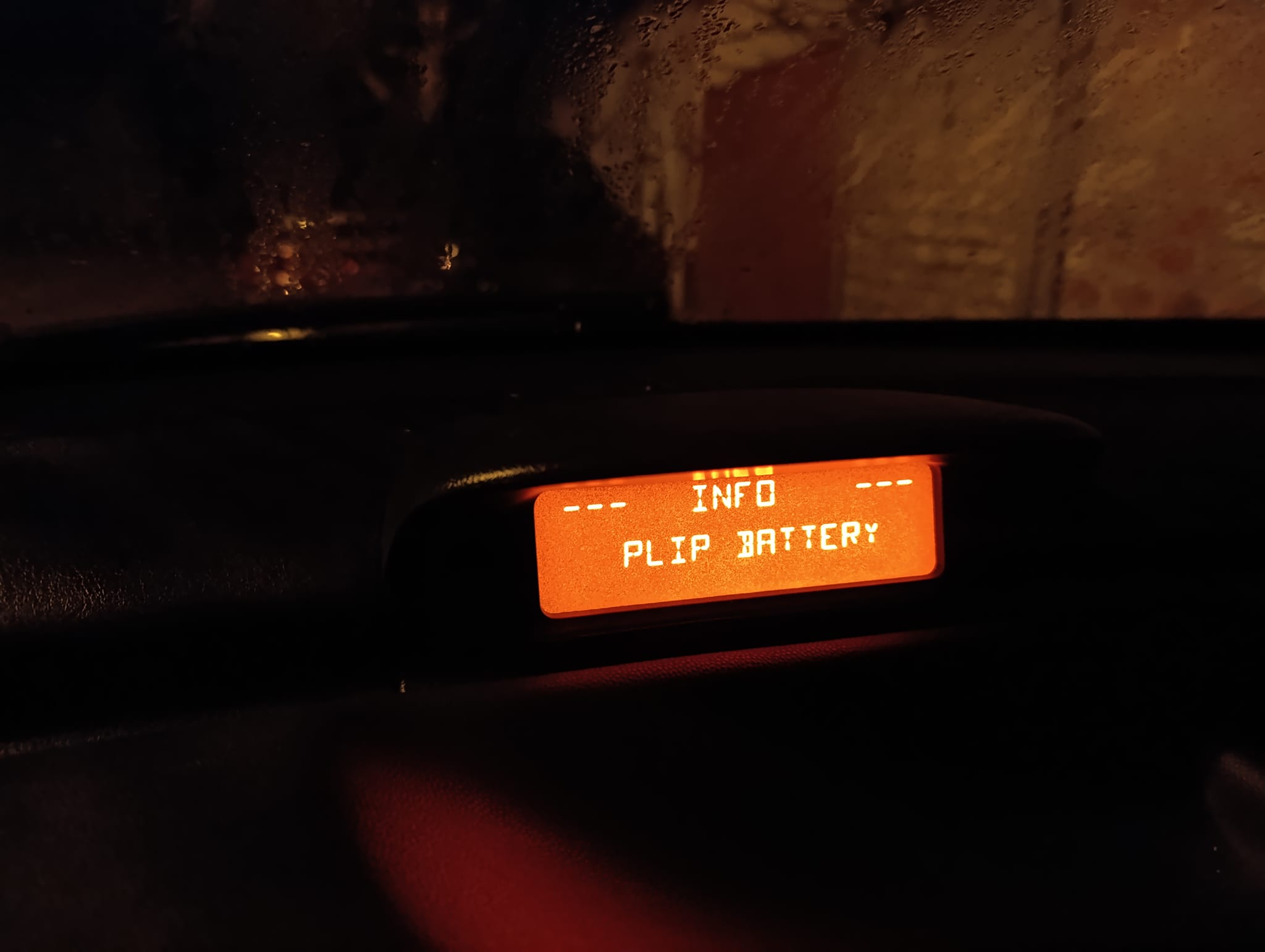 Màn hình i-Cockpit của Peugeot hiển thị cảnh báo Plip battery khiến nhiều chủ xe bối rối.