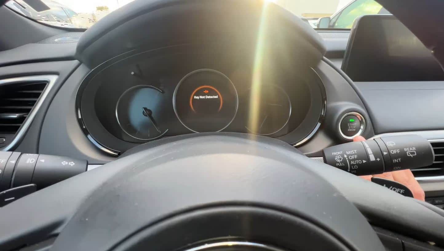 Màn hình táp-lô Mazda hiển thị cảnh báo khi dung lượng pin của smartkey xuống mức thấp.