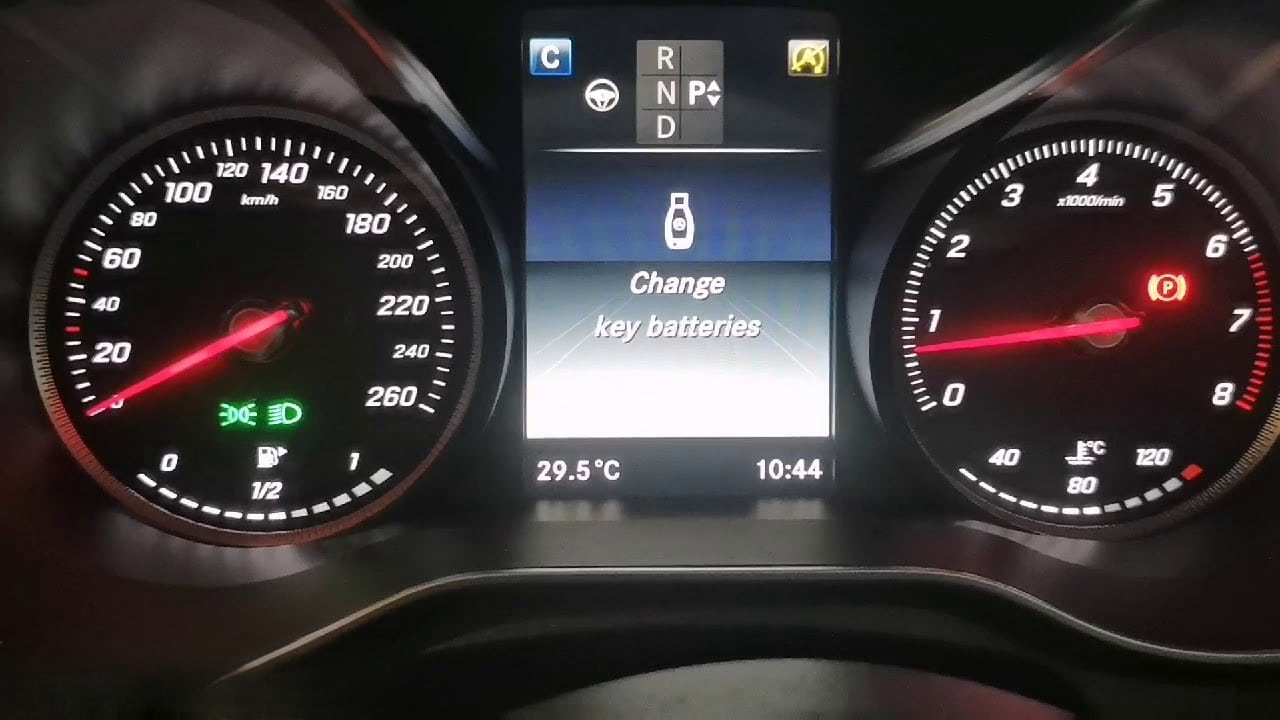 Màn hình táp-lô Mercedes hiển thị dòng chữ "Change key batteries" nhắc nhở chủ xe cần thay pin smartkey mới.