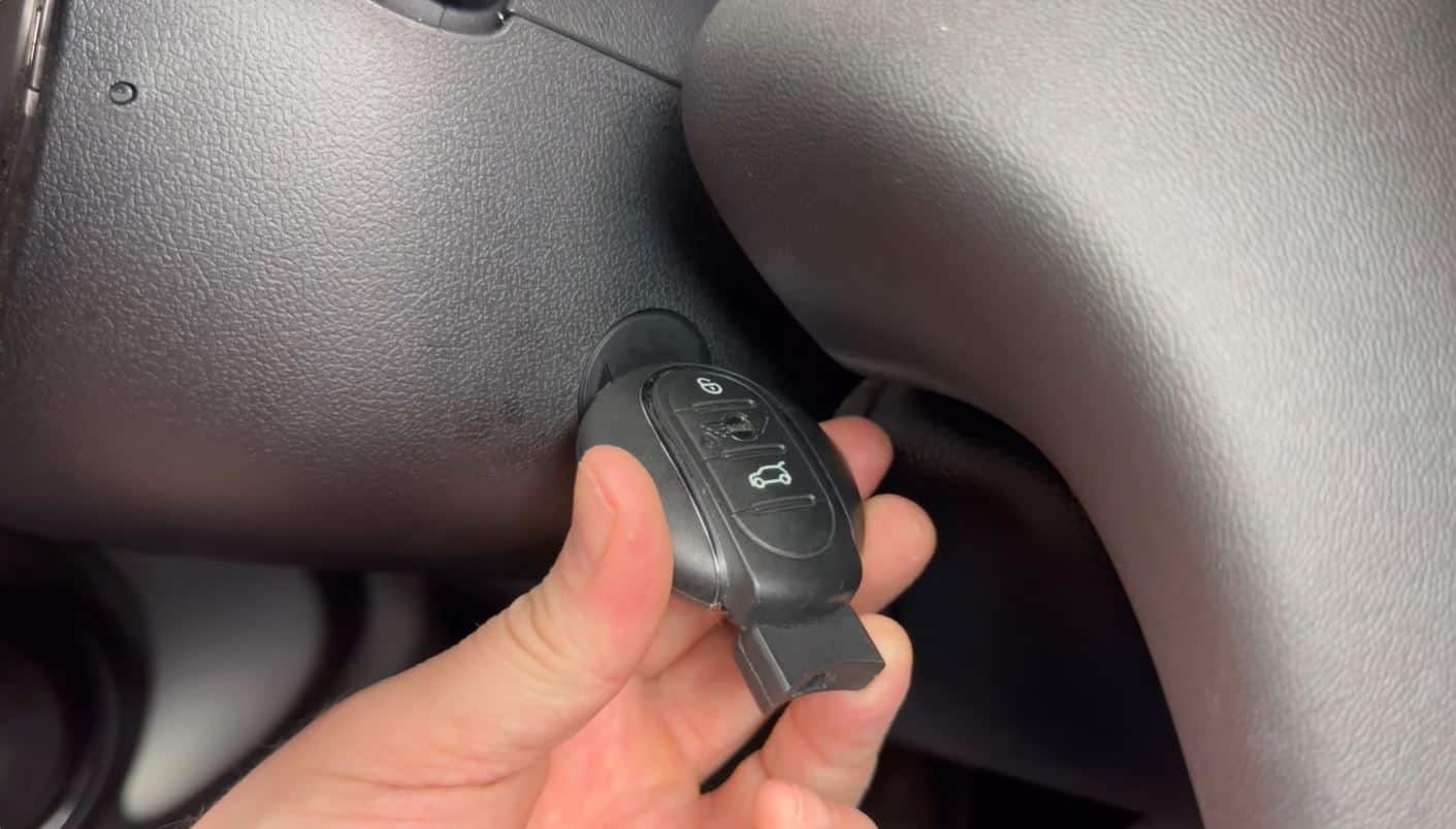 Khi xe không nhận chìa, hãy áp sát smartkey vào khu vực cột vô lăng/điểm nhận chìa khẩn cấp theo thông báo trên xe để nổ máy.