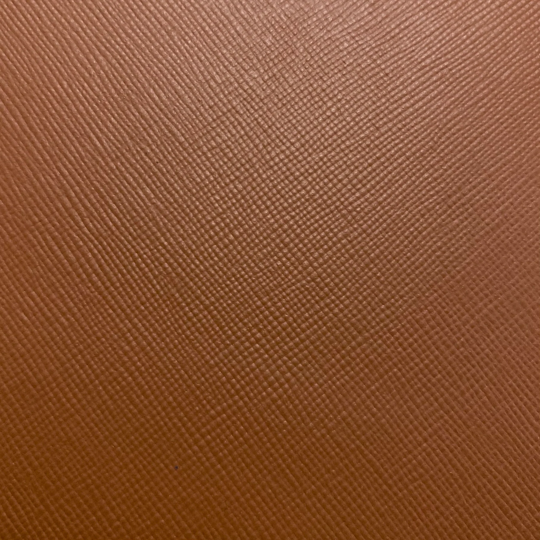 Saffiano thực chất là tên gọi của một loại họa tiết vân gạch chéo (cross-hatch) được dập nổi trên bề mặt