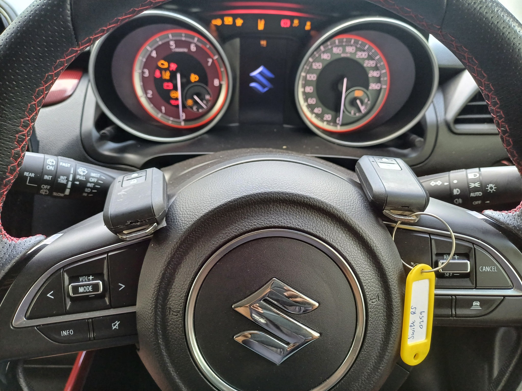 Xác định đúng xe bạn dùng khóa cơ hay Smartkey để có thao tác xử lý khi hết pin phù hợp nhất.