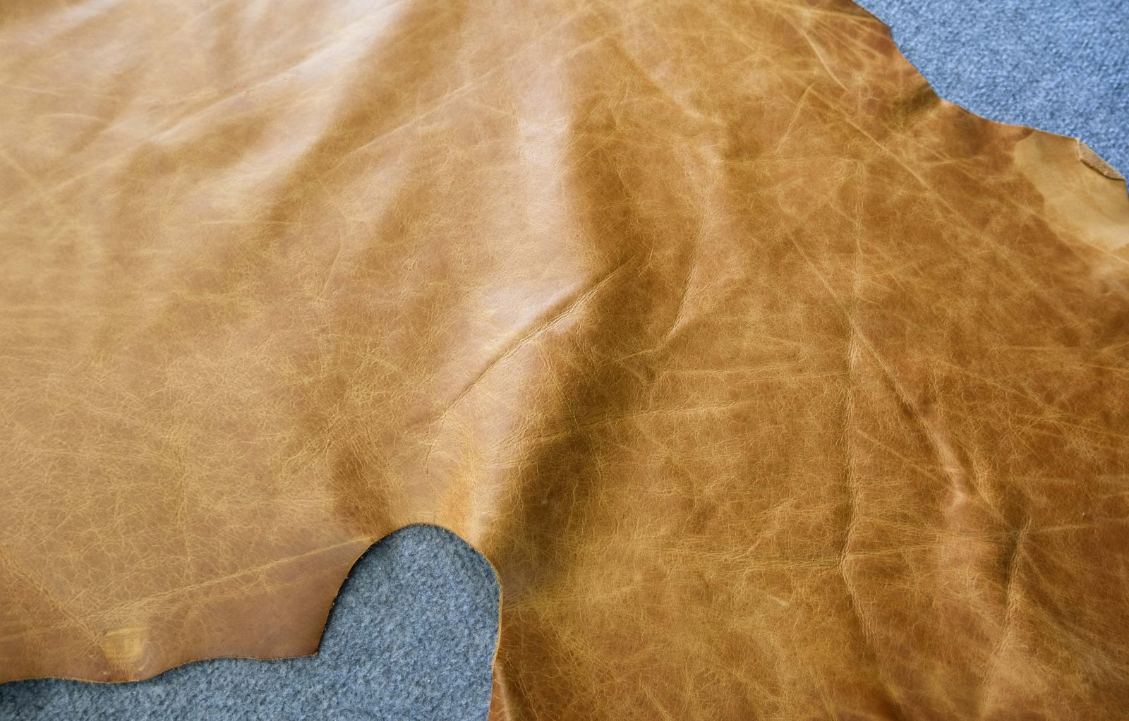 Da pull up là da thật, vì vậy bề mặt, độ mềm và cách lên màu sẽ khác rõ so với các chất liệu da công nghiệp phủ PU