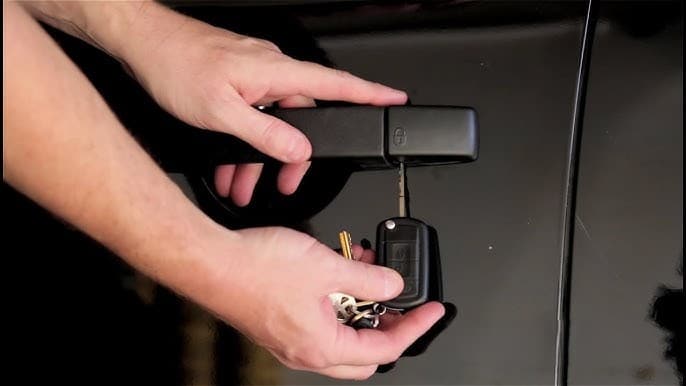 Dùng chìa khóa cơ của Land Rover để cậy ốp cửa