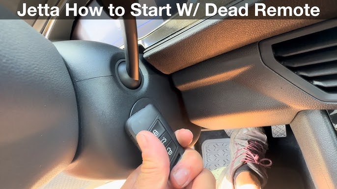 Áp sát mặt lưng chìa khóa vào biểu tượng sóng âm trên cột vô lăng để hệ thống nhận diện chip từ