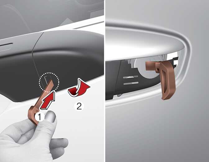 Dùng chìa cơ nạy nắp ốp ổ khóa trên tay nắm cửa để mở khóa xe thủ công.