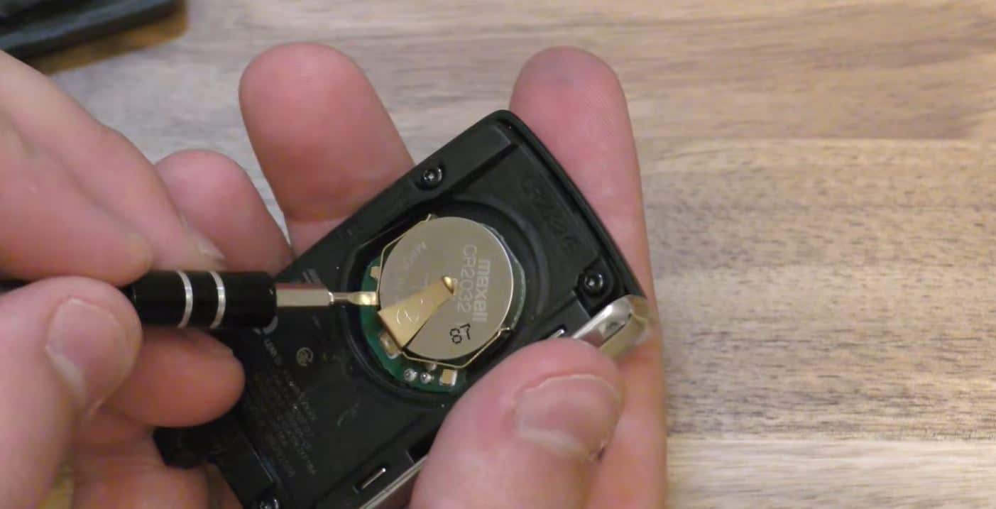 Kiểm tra lại tiếp xúc giữa pin và chân