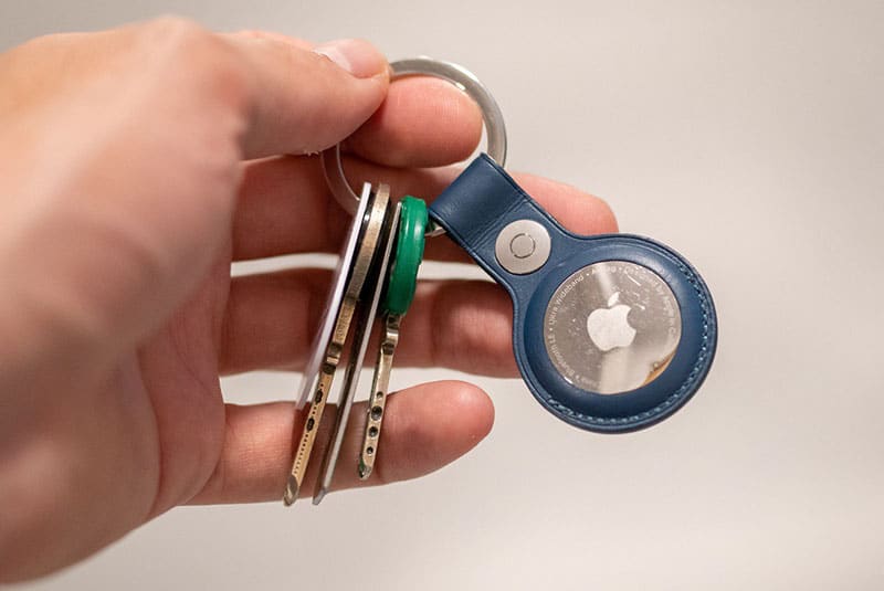 AirTag gắn trên chùm chìa khóa dùng hằng ngày